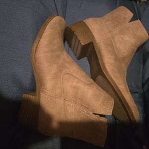 FRYE AND CO. Brown Ankle Booties